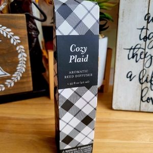 Cozy Plaid Disfuser with a Free Bar Cart